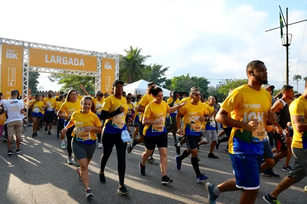 Corredores participam da Corrida 10K Ternium em Santa Cruz, com chegada em frente ao Palacete da Princesa Isabel.