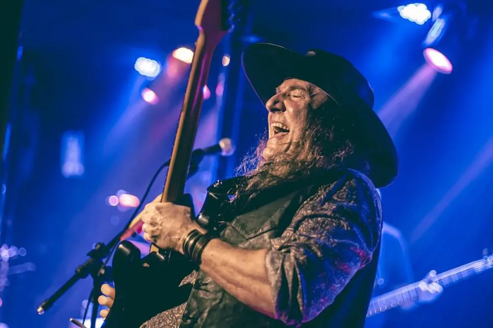 Fábio Rizental celebra o legado de Milton Nascimento, Djavan e Luiz Melodia no show “Três Rosas Negras”, que estreia no Acaso Cultural, em Botafogo
