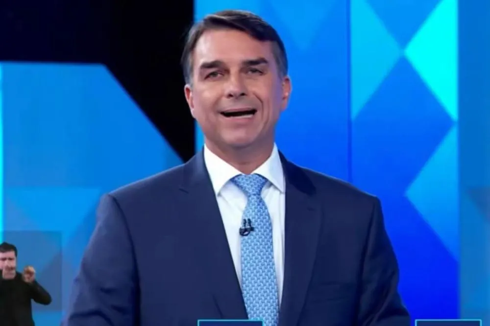 Flávio Bolsonaro cita os nove dedos de Lula durante debate na Globo e gera críticas por fala sobre salário mínimo