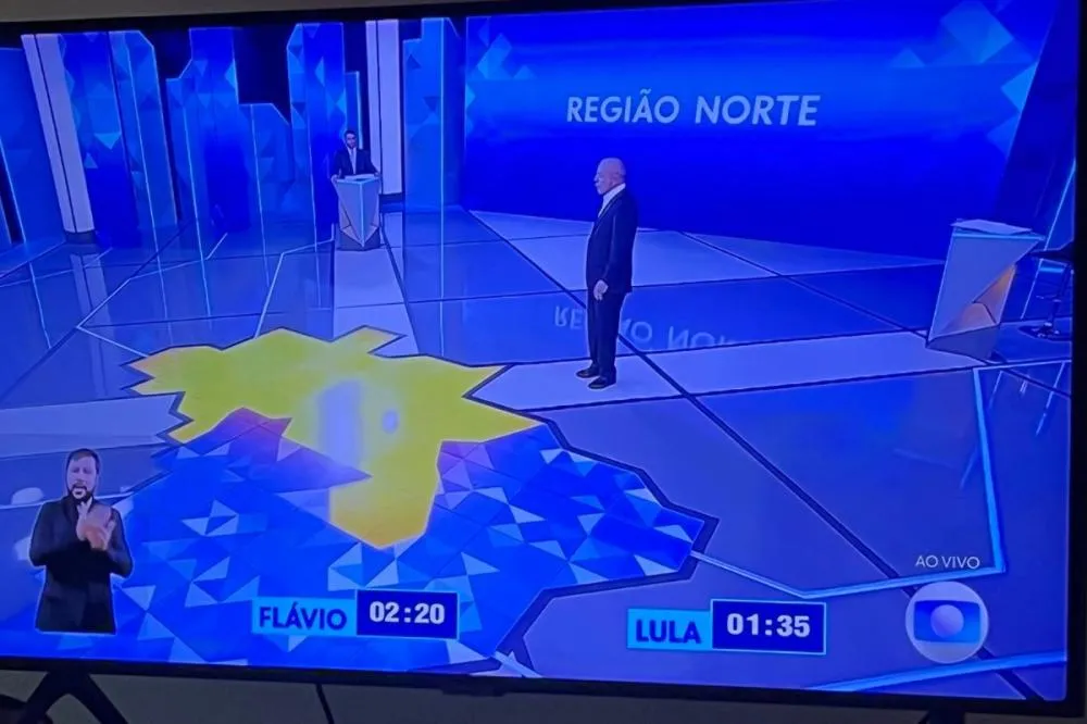 Detalhe no debate da Globo chama atenção: Lula evita pisar no mapa do Brasil desenhado no chão do estúdio