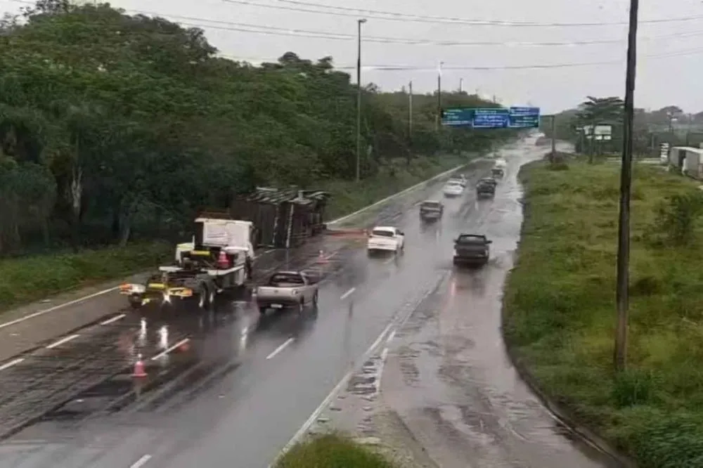 Carreta tomba na Avenida Brasil, na altura de Santa Cruz e interdita uma faixa no sentido Centro — Foto: Reprodução/COR-Rio