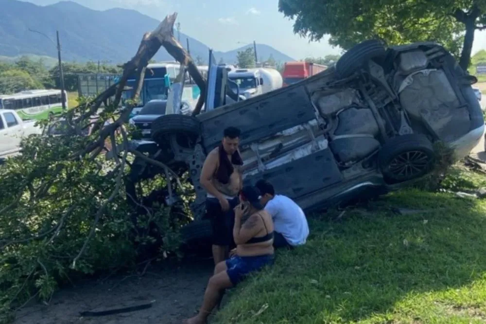 Carro capota na Avenida Brasil e causa retenções no tráfego em Campo Grande