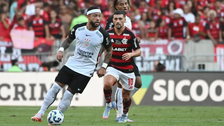 De Arrascaeta e Memphis Depay em campo no Maracanã. (Foto: ALEXANDRE BRUM/ENQUADRAR/ESTADÃO CONTEÚDO)
