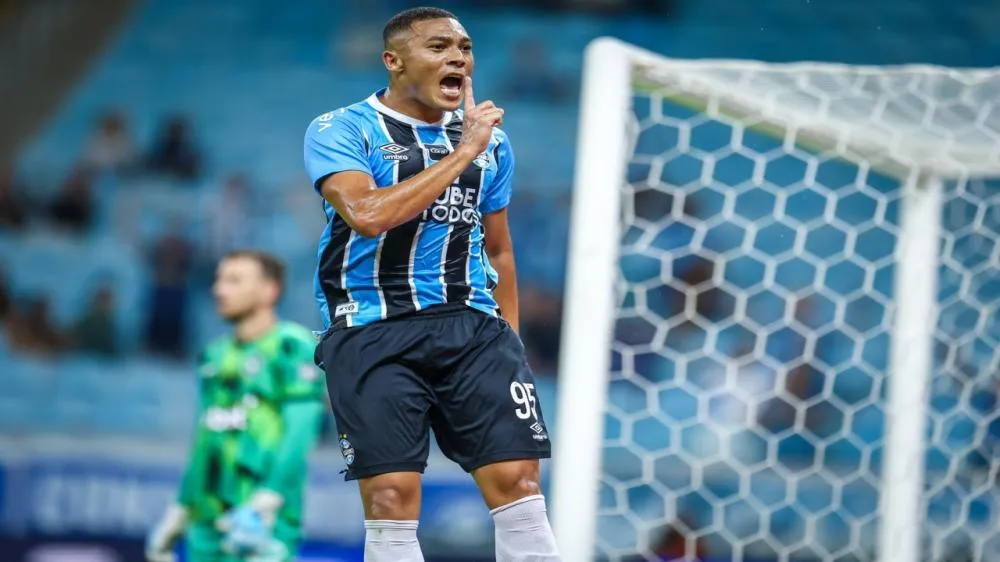Carlos Vinicius autor de três gols diante do Botafogo na Arena do Grêmio. (Foto: Lucas Uebel/Grêmio)