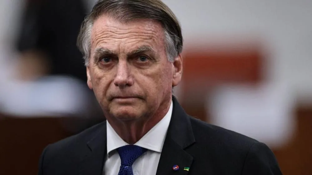 O ex-presidente Jair Bolsonaro permanece internado na UTI do Hospital DF Star, em Brasília, após diagnóstico de pneumonia bacteriana bilateral e piora da função renal, segundo boletim médico divulgado neste sábado (14)