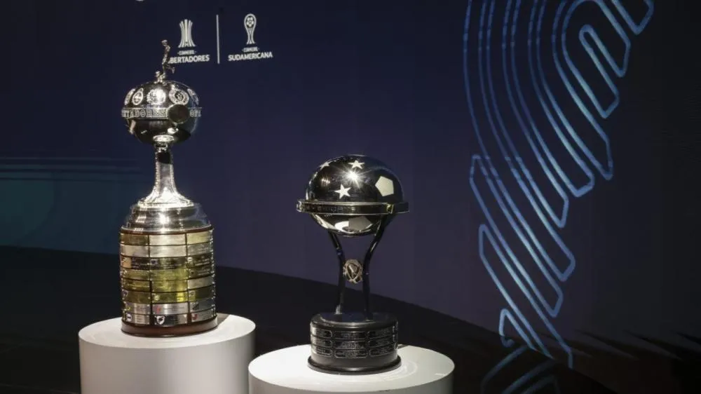 As duas principais taças dos torneios continentais. (Foto: Reprodução/Conmebol)