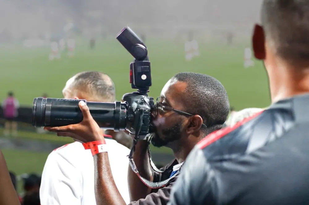 Fotógrafo, morador de Santa Cruz, é vítima de racismo em partida do Carioca