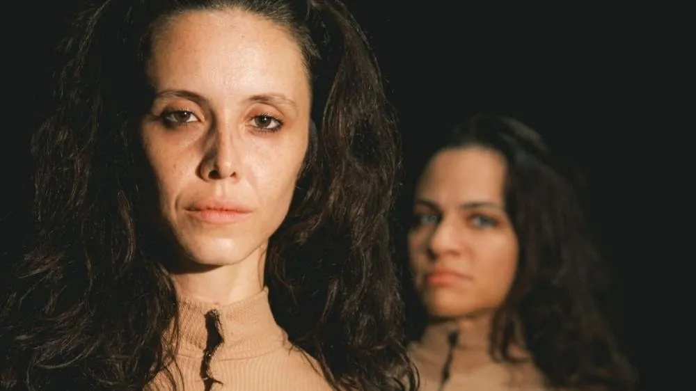Atrizes Raquel Monteiro e Patrícia Bello durante encenação de “A Sarça Ardente” - Foto: Charles Pereira 