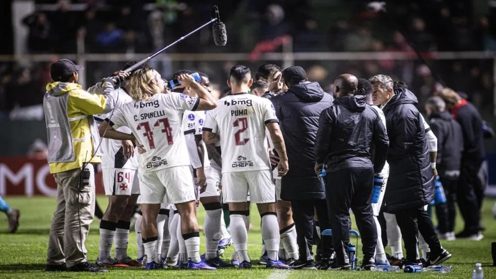 Jogadores do Vasco na reunião no tempo técnico da última partida pela Sul-Americana. (Foto: Matheus Lima/Vasco)