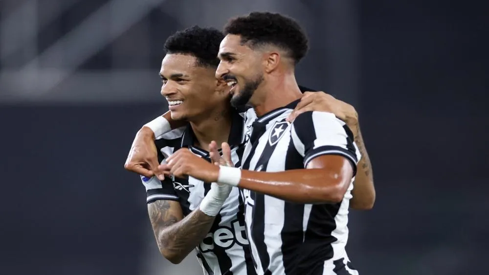 Newton e Chris Ramos responsáveis pela jogada do terceiro gol da noite. (Foto: Vitor Silva/Botafogo)