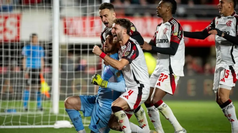 Rossi herói da classificação contra o Estudiantes na Libertadores de 2025. (Foto: Gilvan de Souza/Flamengo)