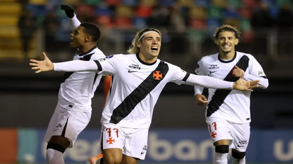 Spinelli autor do primeiro gol do Vasco na partida. (Foto: Raul Bravo/AFP)