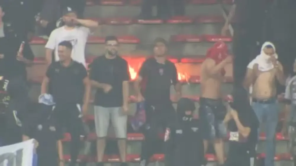 Torcedores vandalizando durante a partida dentro do estádio. (Foto: Reprodução)
