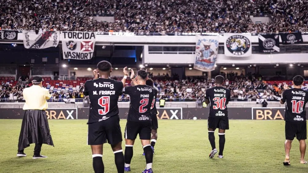 Jogadores agradecendo a torcida no primeiro jogo em Belém. (Foto: Matheus Lima/Vasco)