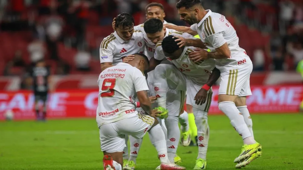 Alerrando autor do segundo gol da goleado diante do Vasco no Beira Rio. (Foto: Ricardo Duarte/Internacional)