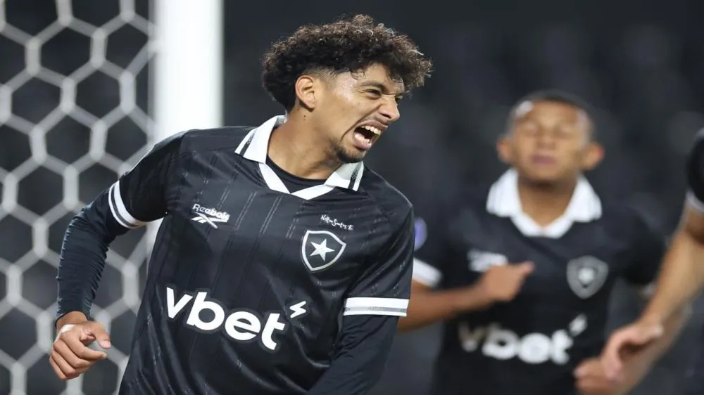 Medina comemorando um dos gols do Botafogo. (Foto: Vitor Silva/Botafogo)