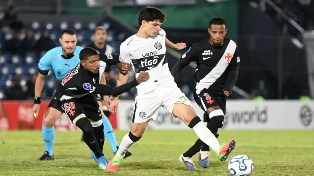 Vasco sofre a virada e se complica na Copa Sul-Americana. (Foto: Jose Bogado/AFP)