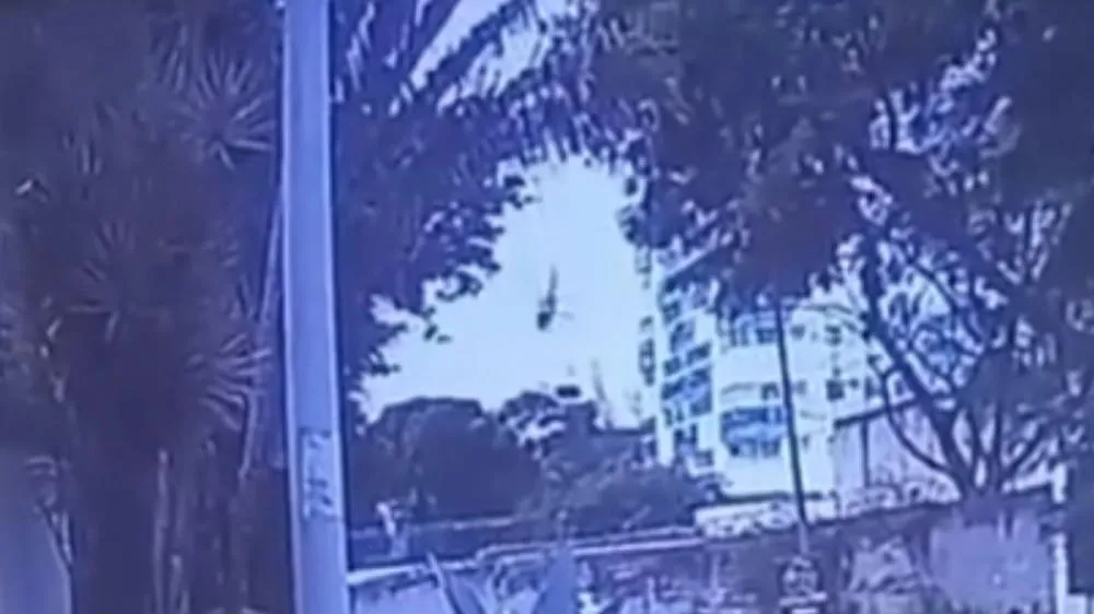 Vídeo registra queda de um dos helicópteros após colisão aérea no Recreio dos Bandeirantes