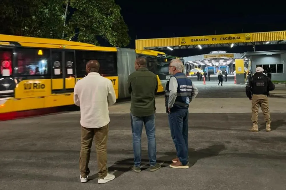 Equipe da Subprefeitura da Zona Oeste III acompanhando o início da operação que garante o funcionamento dos BRTs. Toda a frota está nas ruas.