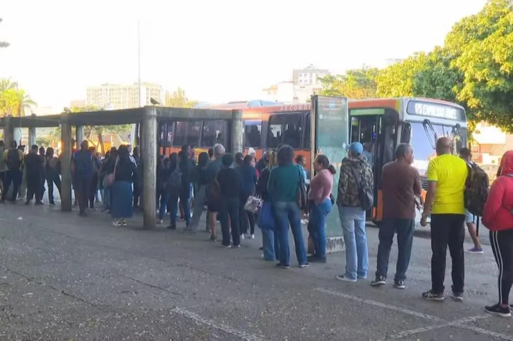 Confira o balanço do BRT Mobi-Rio e a paralisação das linhas municipais em Sepetiba neste primeiro dia de greve dos rodoviários no Rio. Saiba o que funciona
