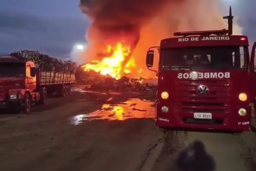 Força-tarefa com 50 bombeiros combateu incêndio em área industrial de Santa Cruz