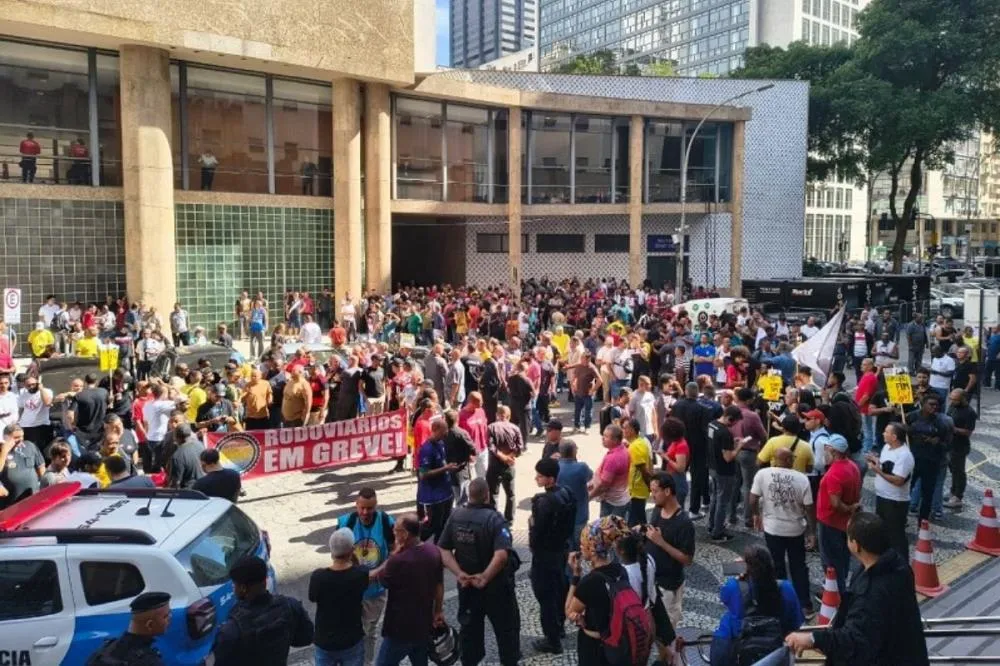 Rio Ônibus oferece 4,5% de reajuste, mas sindicato rejeita e aponta falta de condições básicas nos terminais, como água potável e banheiros