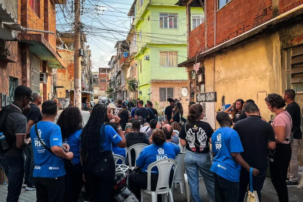 Jovens do Pacto pela Juventude visitam set da série Arcanjo Renegado