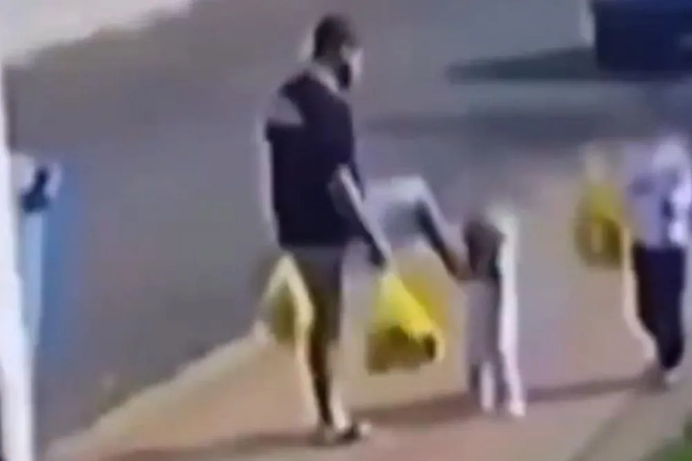 Vídeo flagra homem chutando a própria filha de 3 anos no Paraná; Polícia investiga o caso