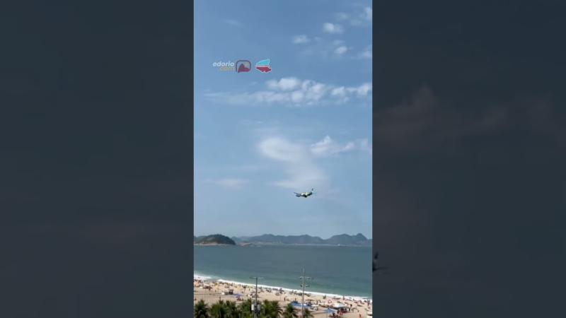 Avião da Azul sobrevoa praias do Rio em ação inédita